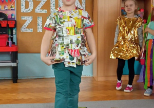 Jasio prezentuje swój strój w czasie pokazu mody.